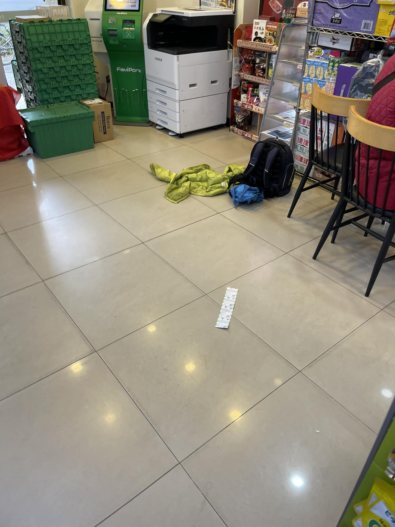 原PO透露3名小學生在超商內大聲喧嘩，還把腳翹到桌子上超沒衛生。（圖／翻攝自爆廢公社）