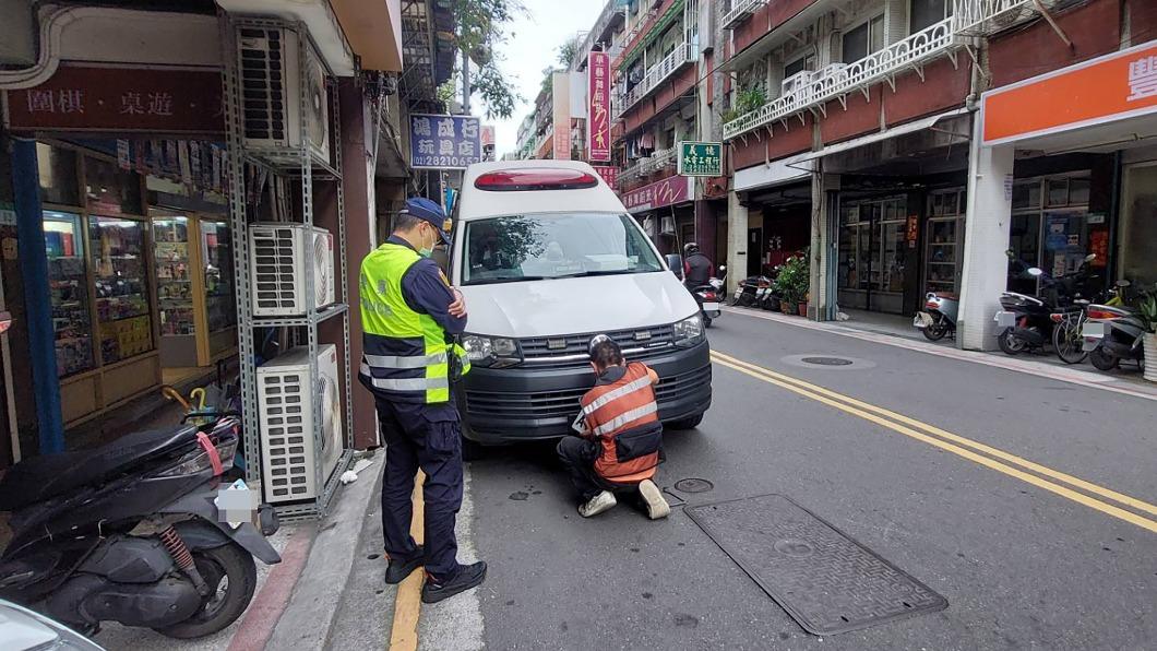 私人救護車違停遭檢舉 警一查發現「牌照早被註銷」