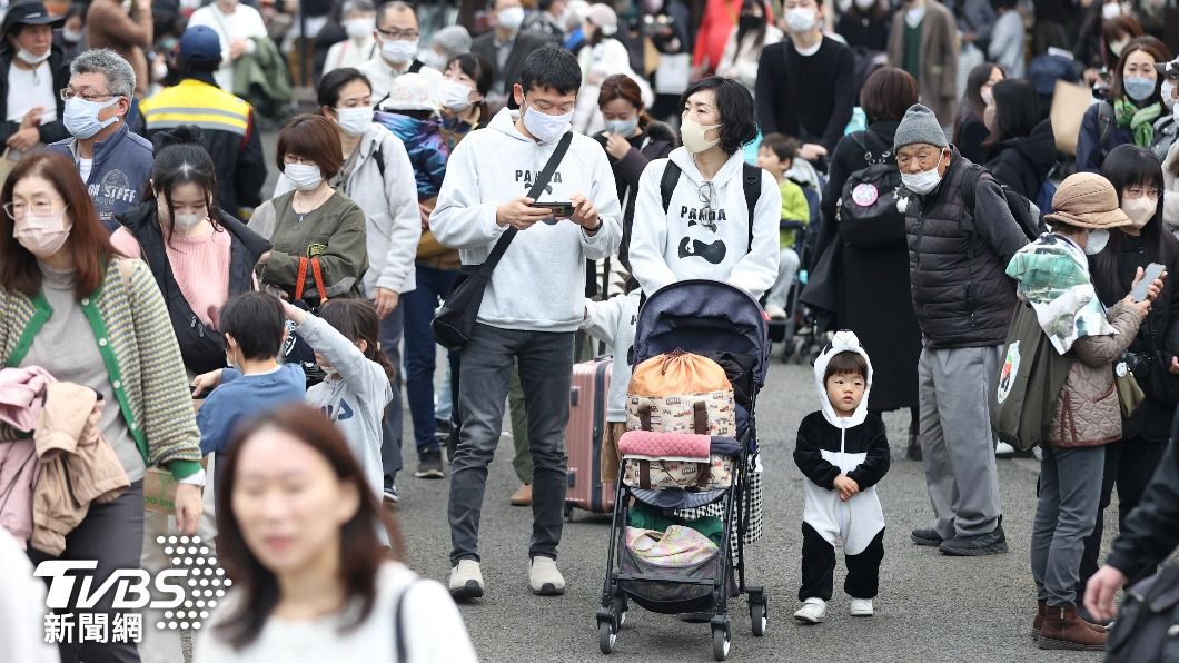 隨著貓熊「香香」離開消息傳出，東京上野動物園幾乎天天湧入大批民眾。（圖／達志影像美聯社）