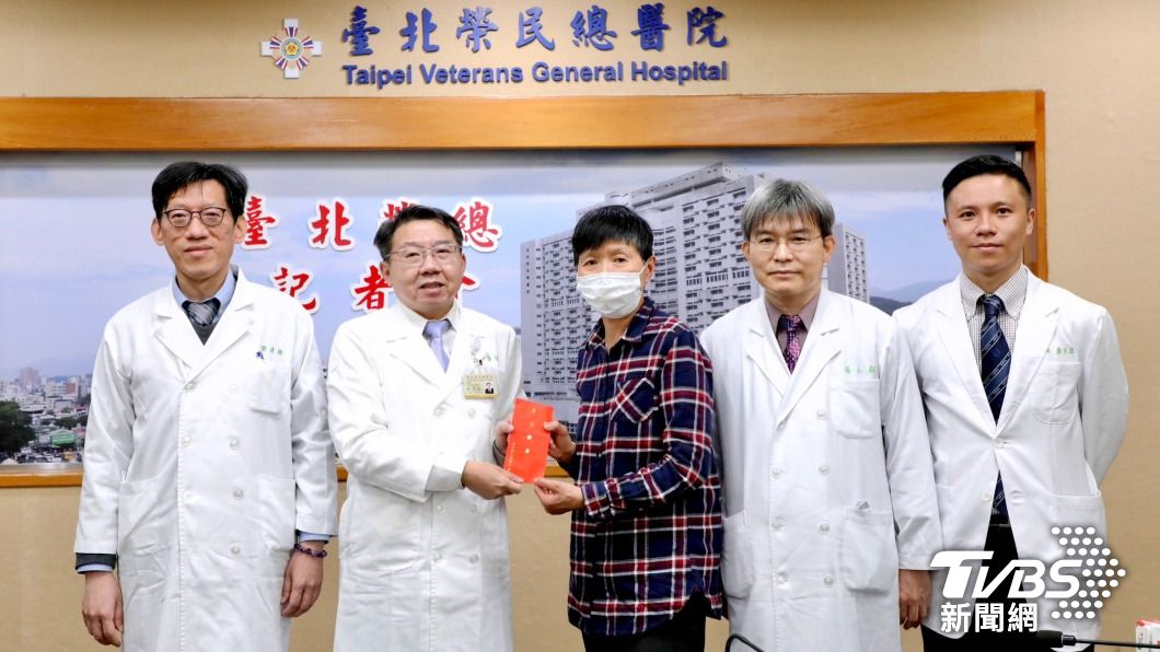 徐女士(中)與醫療團隊合影,左起:傳醫部主任龔彥穎、副院長李偉強、徐女士、一般中醫科主任楊仁鄰、醫師盧禾潾。(圖/台北榮總提供)