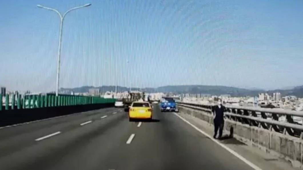 司機先是將車靠邊停，隨後便趕緊將沙發領回。（圖／翻攝自台74線即時路況互助會）