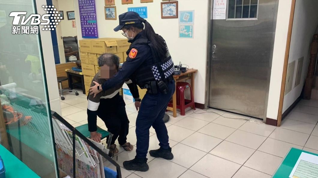 警方找到許男後將人帶回警局休息。(圖/TVBS)