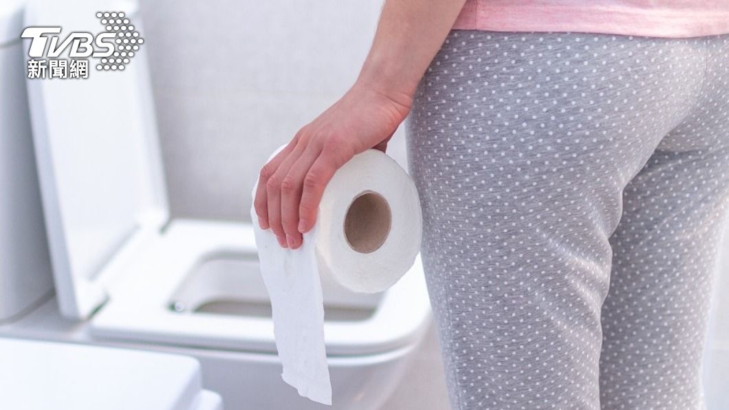不讓我先拉肚子！女凍未條烙賽　朝洗澡女房客「屎」出攻擊