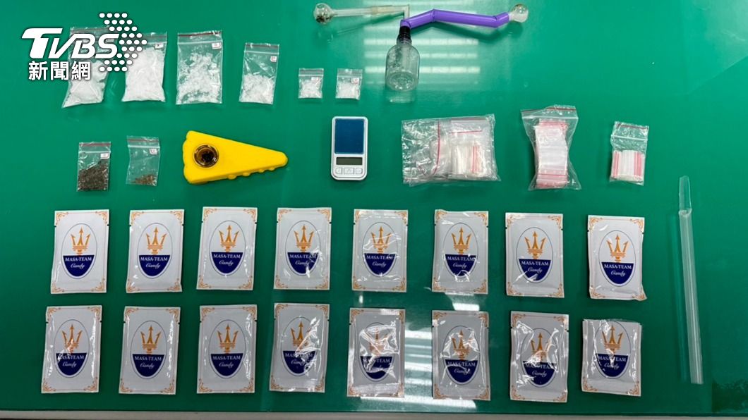 員警搜出多包毒品。(圖/TVBS)