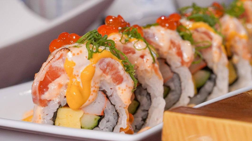 鮭魚毛毛蟲壽司淋上飽滿鮭魚卵,整體口感超豐富。(圖/馬辣集團提供)