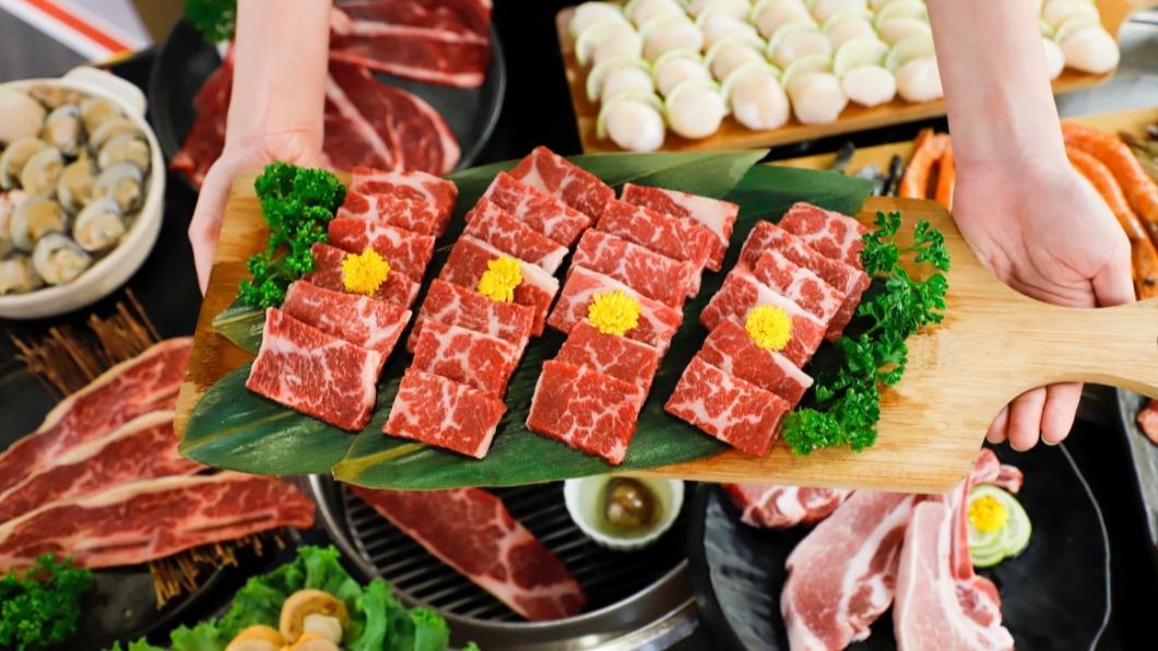 3月壽星提前訂位並打卡即享「美國見島和牛」吃到飽。(圖/馬辣集團提供)