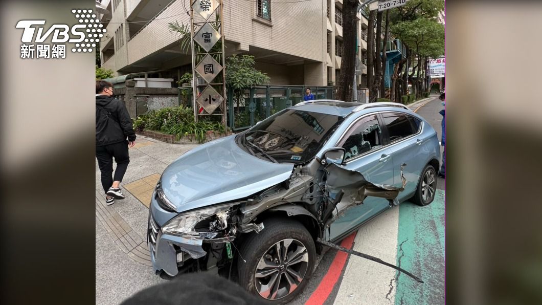警方在新莊區榮富國小旁找到犯嫌棄置的車輛。(圖/TVBS)