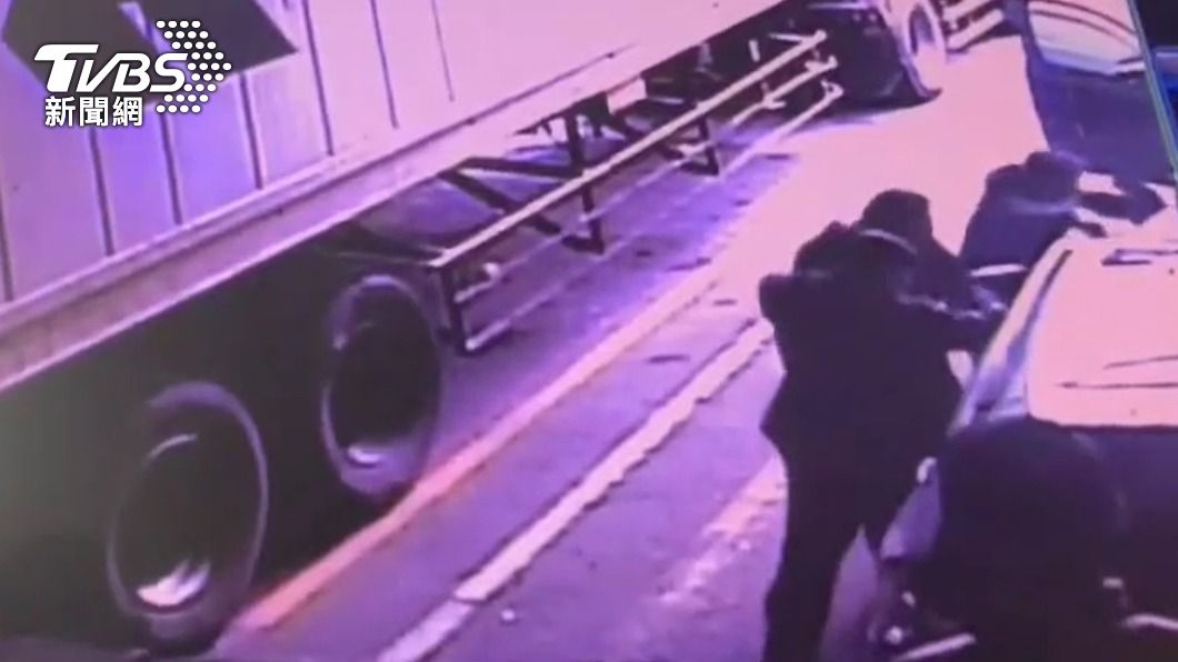 警方盤查林嫌車輛,試圖將他拉下車。(圖/TVBS)