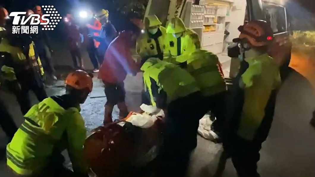 黃男被發現時已無生命跡象,警消為他急救 。(圖/TVBS)