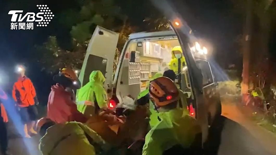 警消將黃男送醫搶救,但最後仍傷重不治。(圖/TVBS)