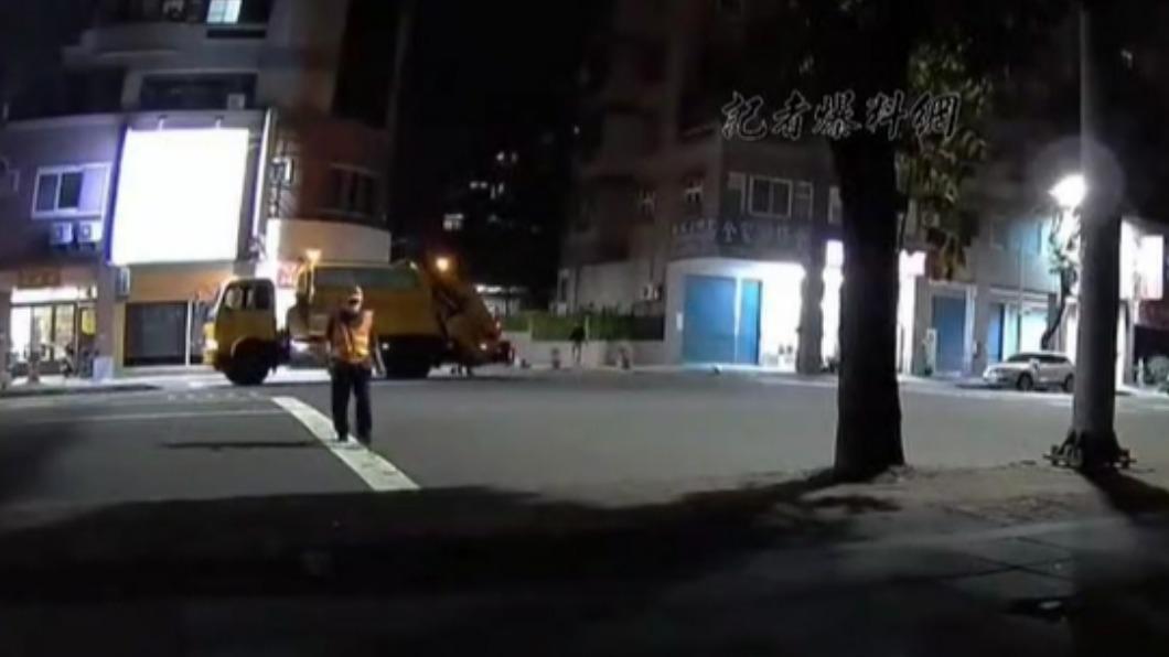 司機朝國中花圃走去。(圖/翻攝記者爆料網)