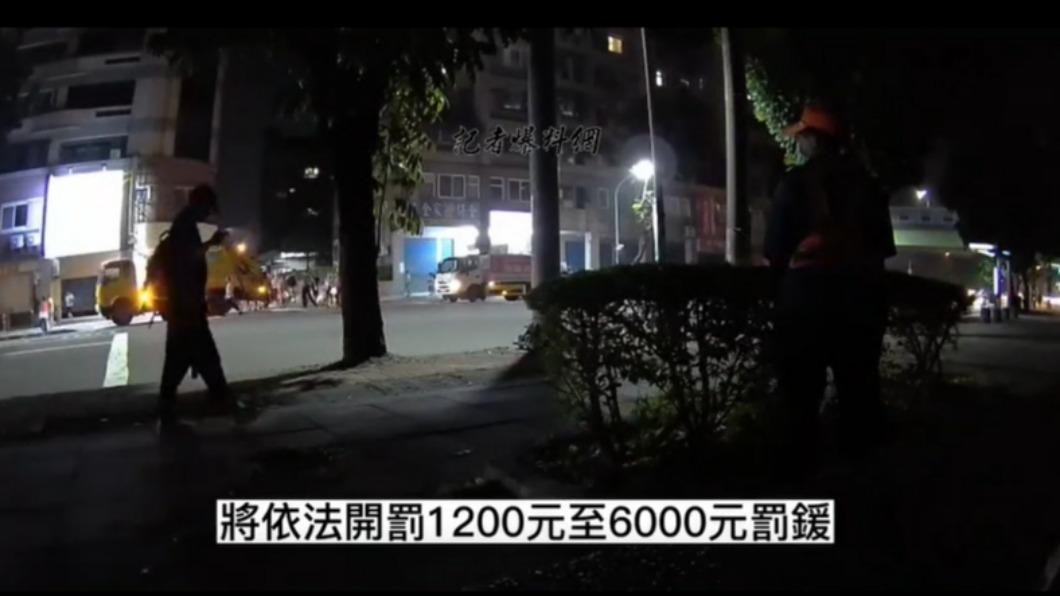 司機完全不管對街還有一堆民眾在倒垃圾。(圖/翻攝記者爆料網)