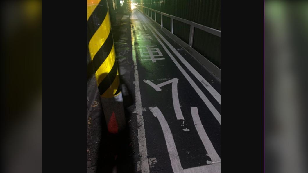 網友發現非常窄的公車專用車道。(圖/翻攝自「路上觀察學院」臉書)