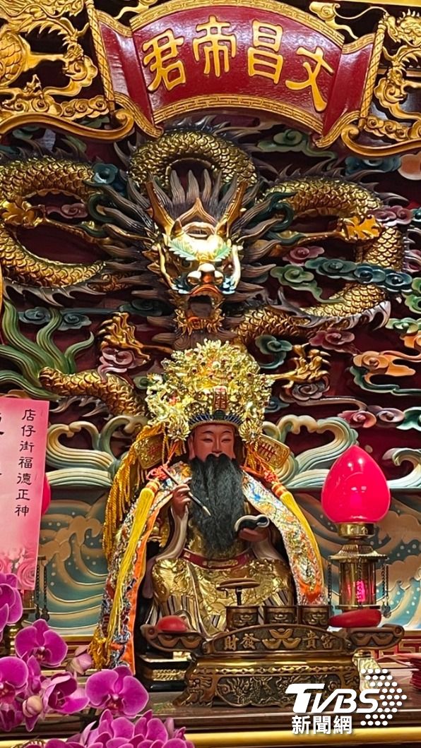 公教人員與上班族祭拜文昌帝君,祈求工作升遷。(圖/TVBS)