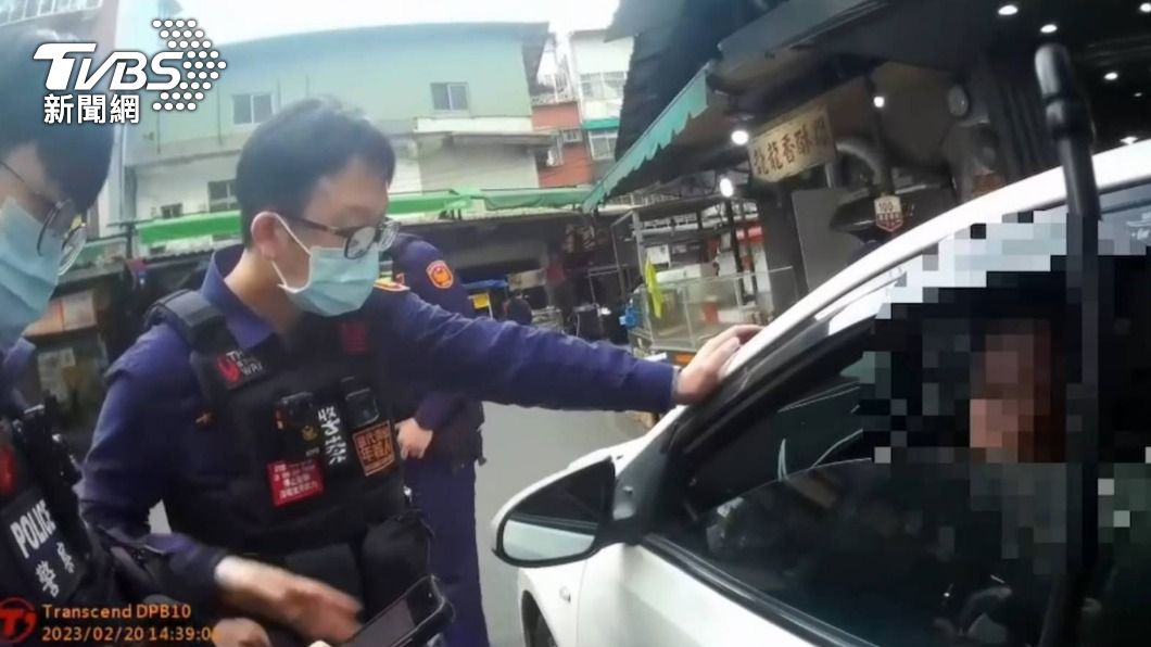許男違規停車等人，警方主動上前盤查後意外查出毒品 。（圖／TVBS）
