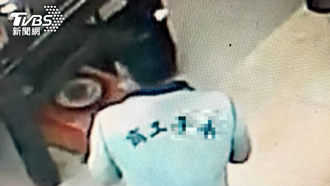 林男穿著路邊偷來的校服犯案。(圖/TVBS)