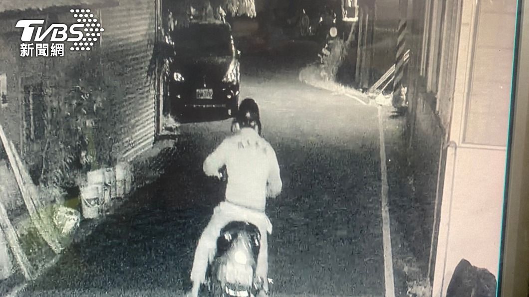 林男騎機車逃離現場。(圖/TVBS)