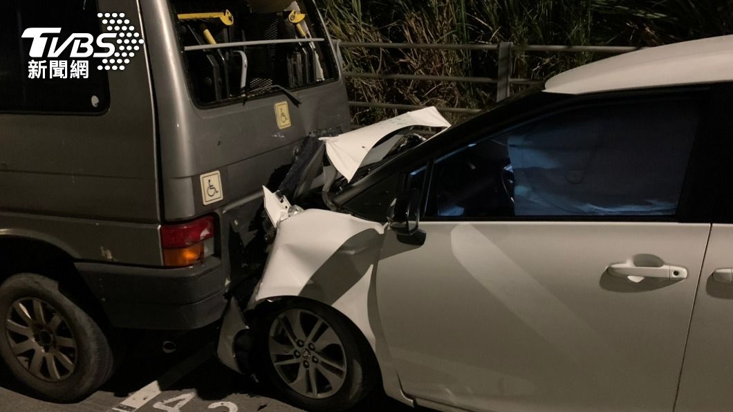 新店男駕車自撞!警到場一看赫見軍火庫 藏3槍百發子彈