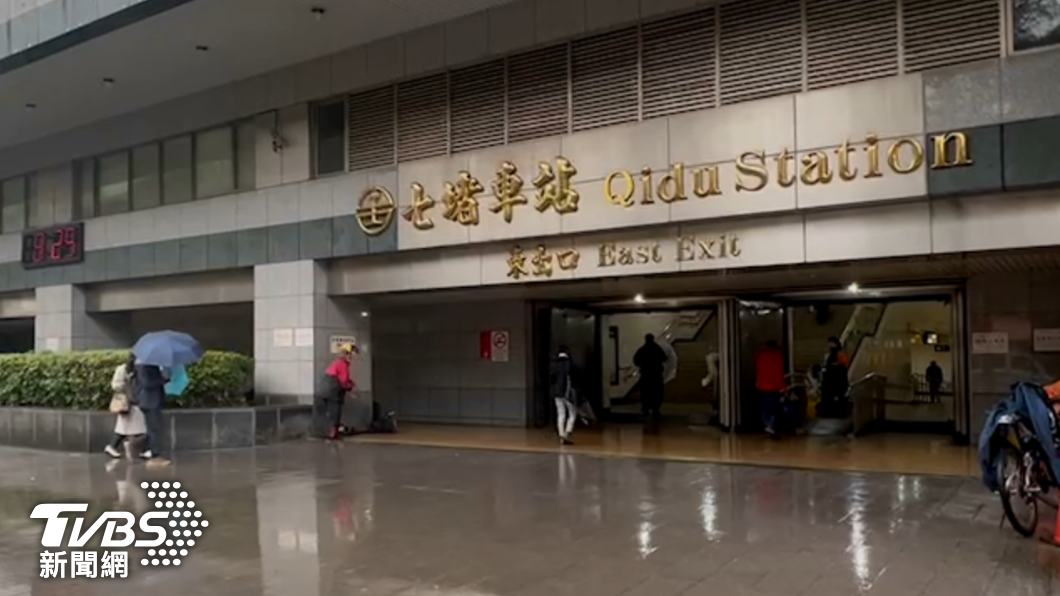 案發地點竟然是人潮眾多的七堵火車站前 (圖/TVBS)
