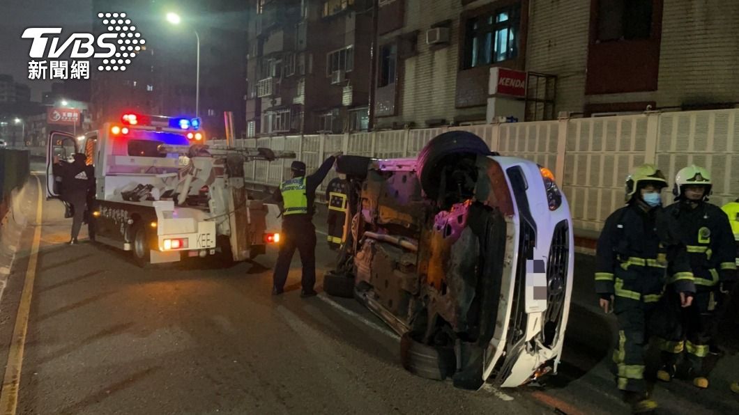 有夠衰！酒駕男超車不慎擦撞釀翻覆　特斯拉無辜挨撞