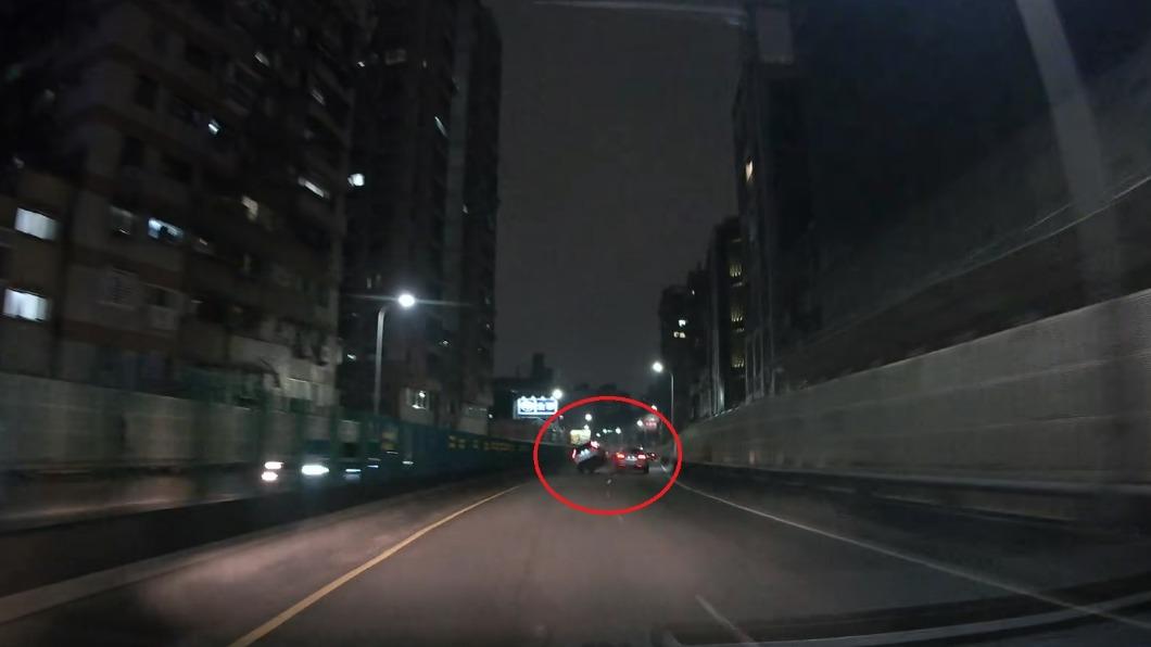 後方行車紀錄器拍下擦撞瞬間。(圖/翻攝爆料公社)