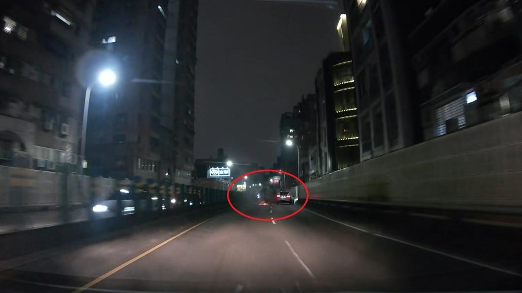 後方行車紀錄器拍下翻車瞬間。(圖/翻攝爆料公社)
