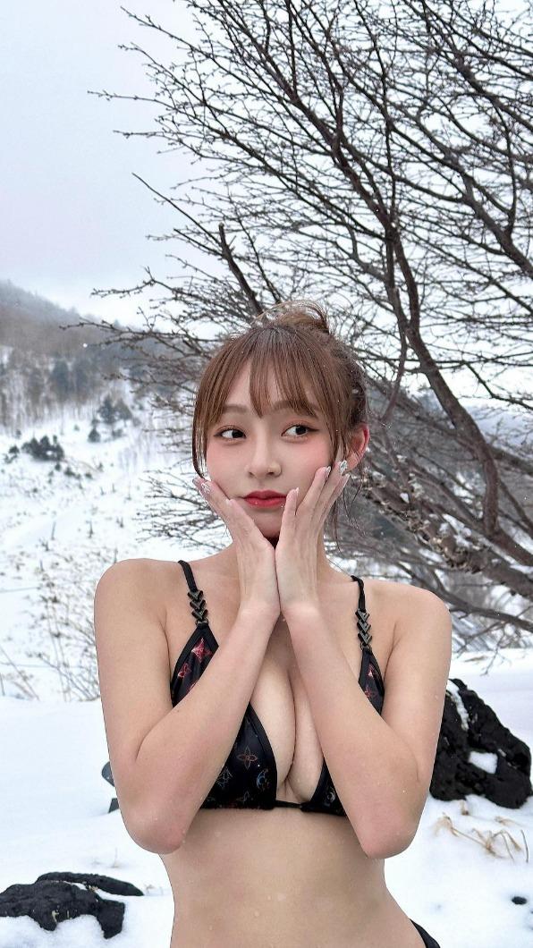 林襄在大雪中泡湯。(圖/翻攝自林襄臉書)