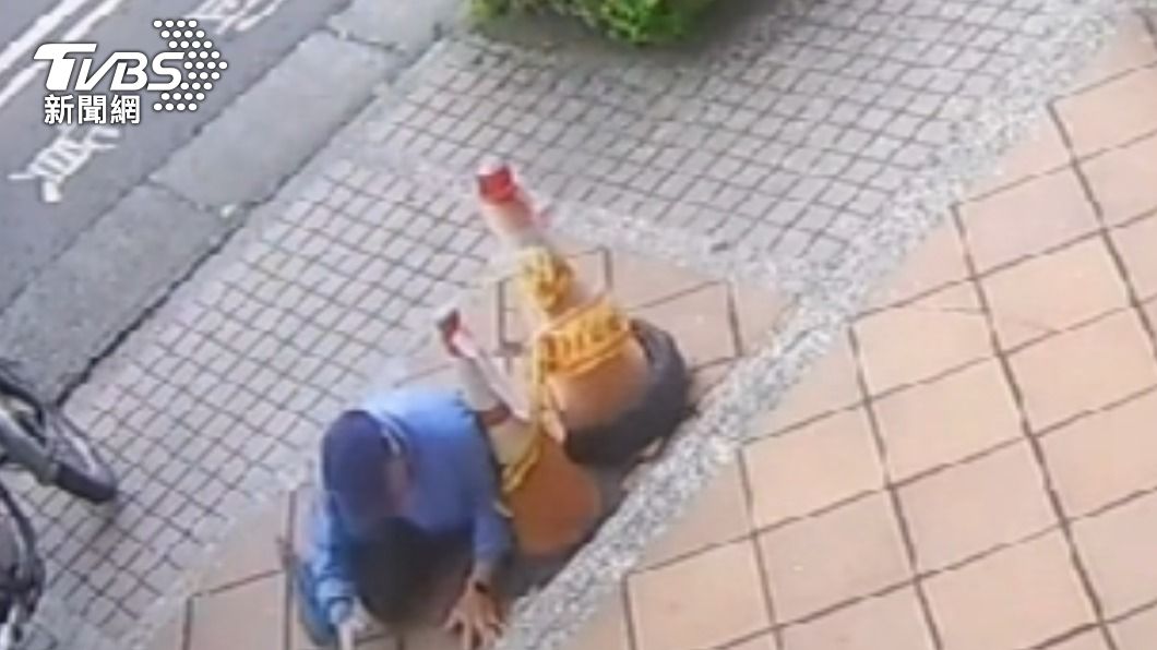 看不順眼?老翁一腳踹開三角錐 下秒慘跌人行道天坑