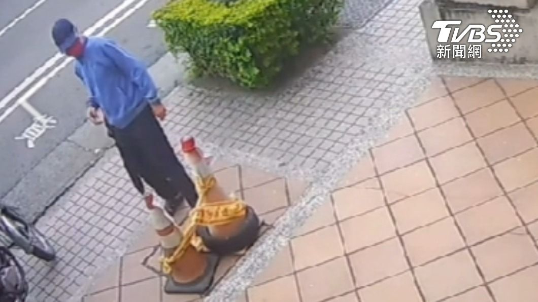 老翁經過三角錐一腳踹開。(圖/TVBS)
