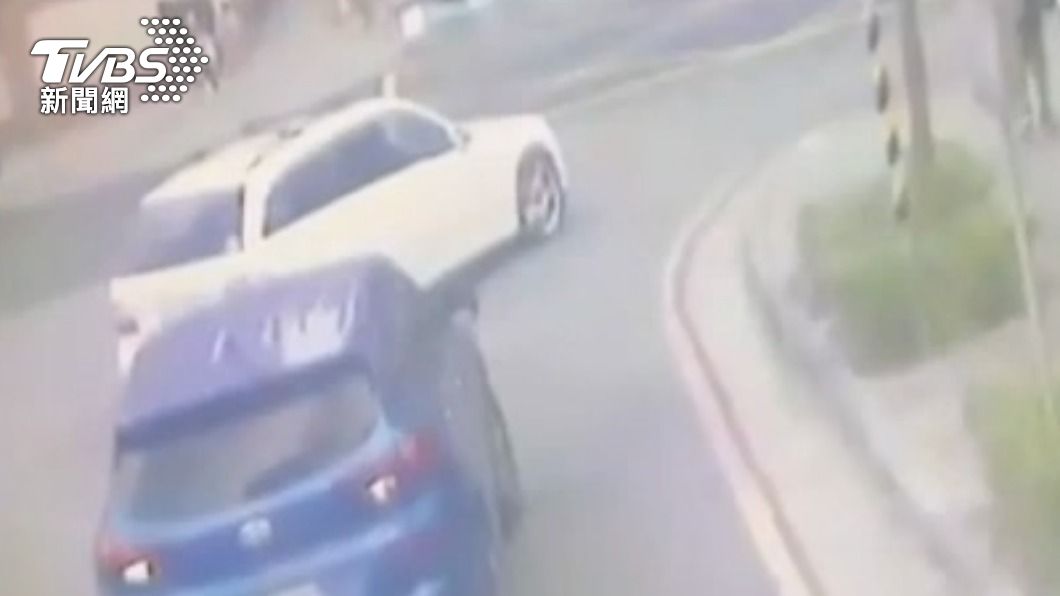 最壞身教!母接小孩放學行車糾紛 竟逼車還搖窗比中指