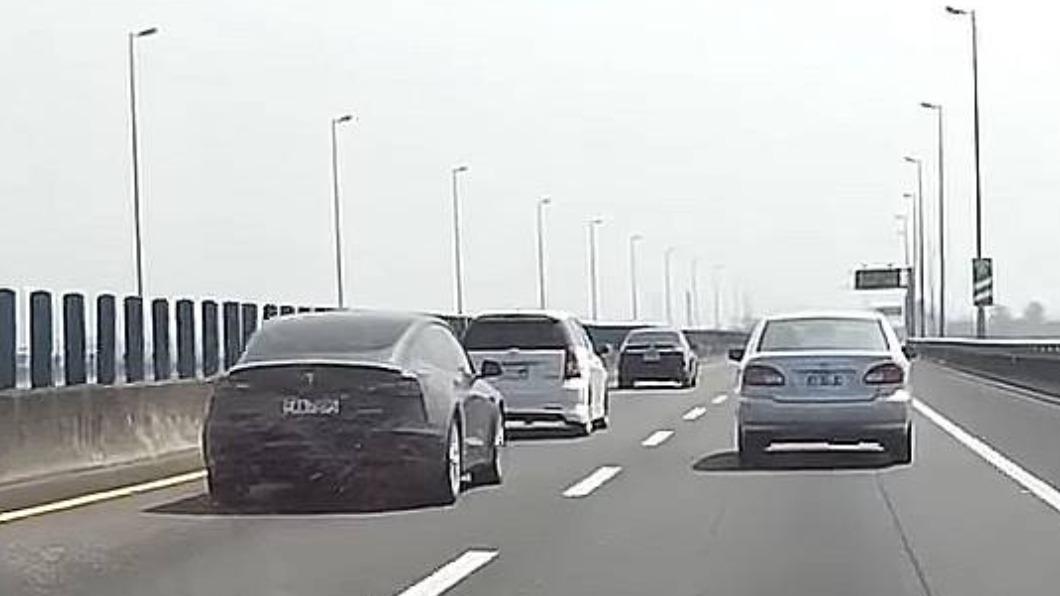 事情發生在2023年2月19日中午12點，地點位於國道8號上 。（圖／翻攝自爆料公社臉書）