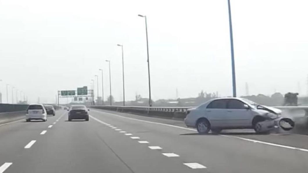 Corolla Altis駕駛被嚇到，先是蛇行，最後失控朝著外側護欄撞上。（圖／翻攝自爆料公社臉書）