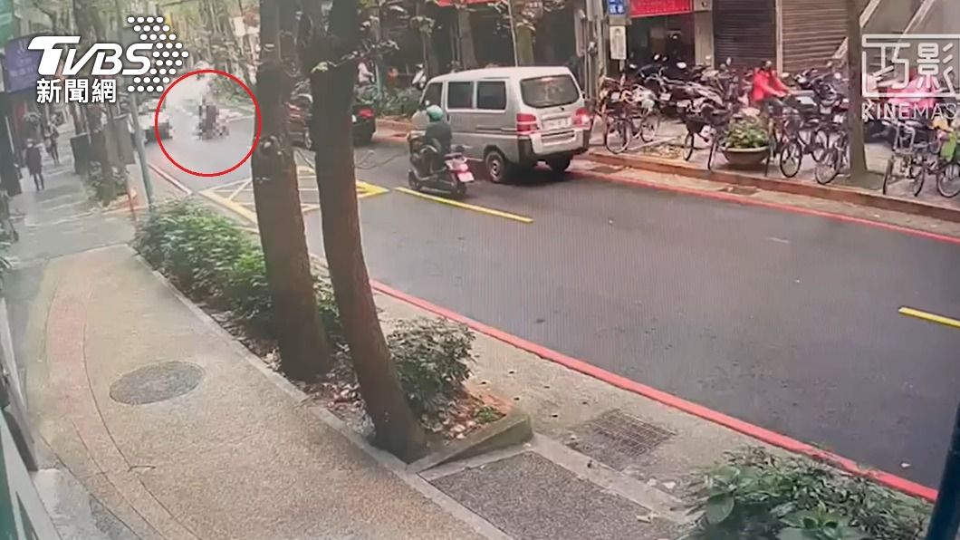 新店婦過馬路遭YouBike猛撞 頭部重創「昏迷指數3」