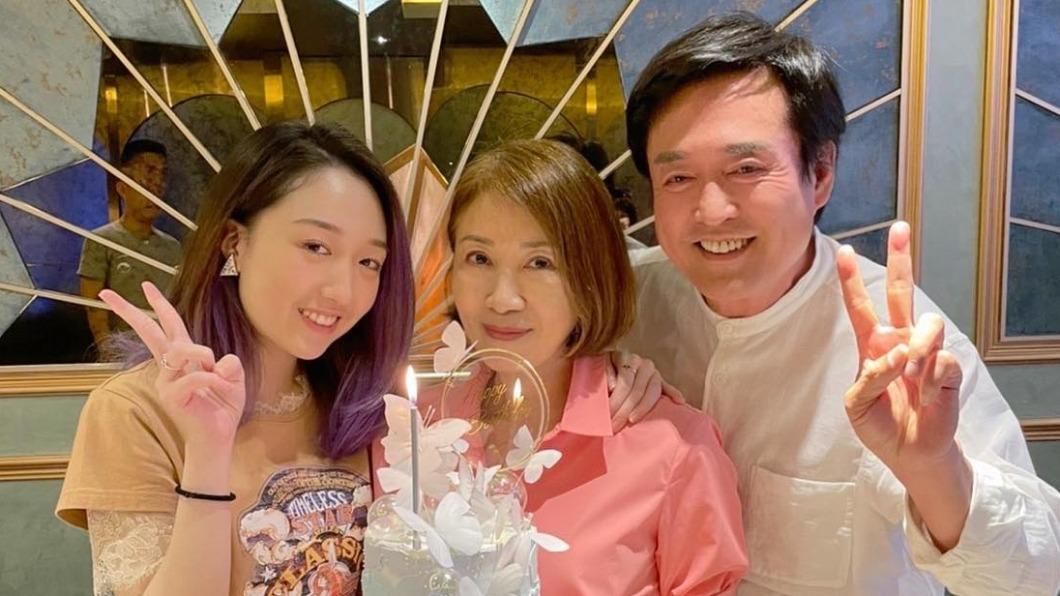 李翊君(中)和檢場(右)婚後育有女兒王敏淳,一家人互動相當可愛。(圖/翻攝自李翊君臉書)