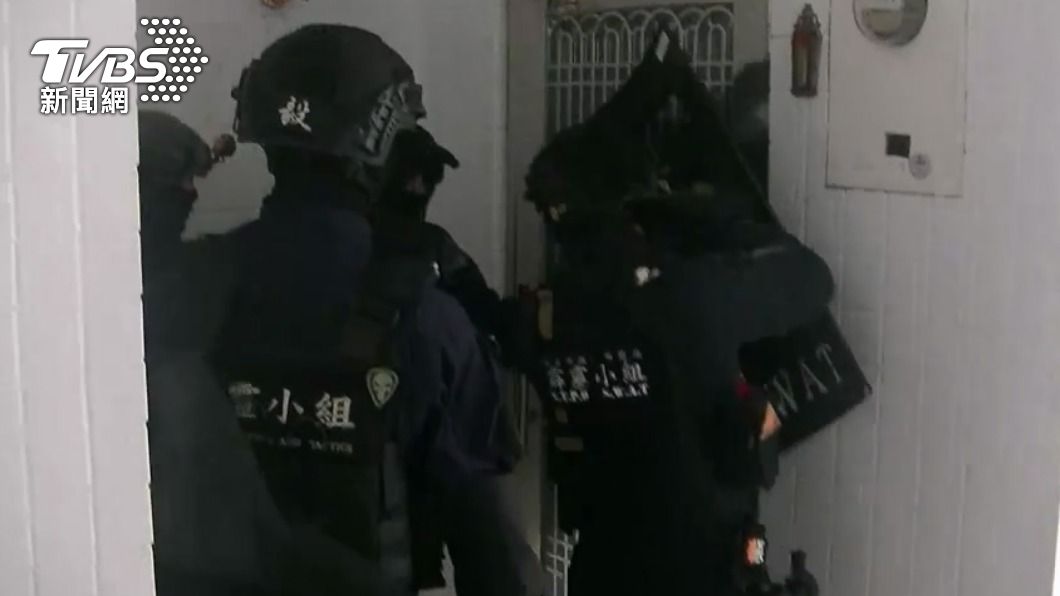 警方前往攻堅。(圖/TVBS)