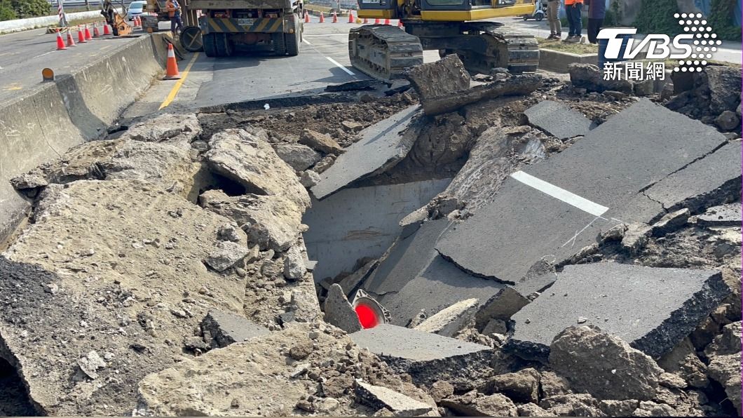 轟然巨響 馬路爆裂