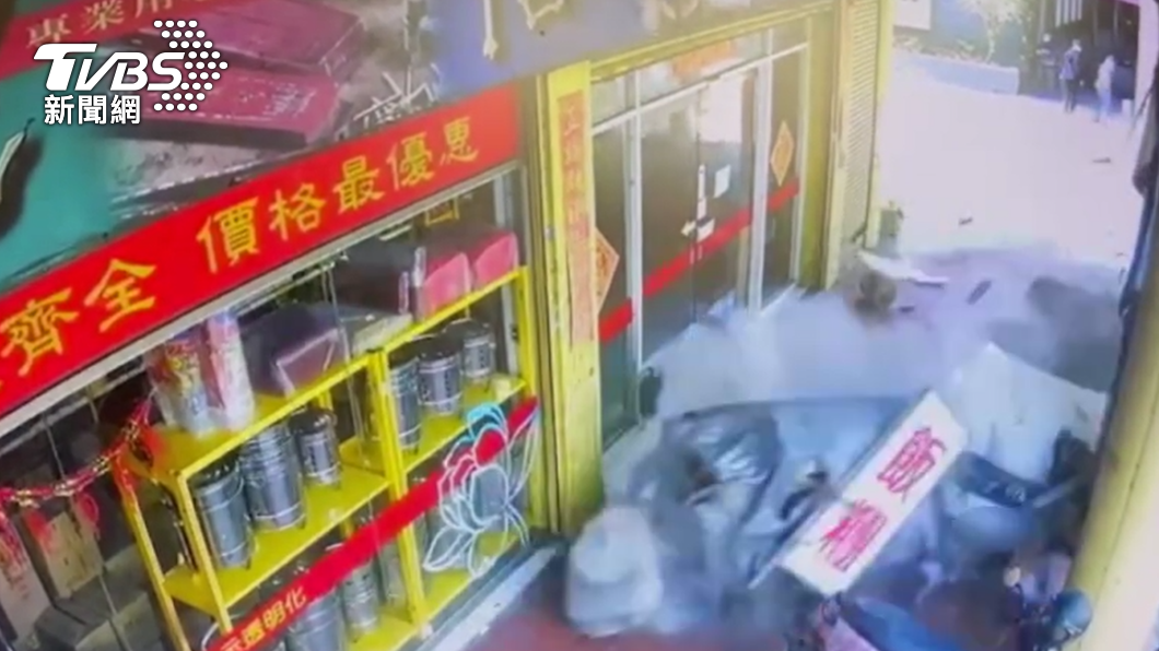 店家的招牌都被撞飛。(圖/TVBS)