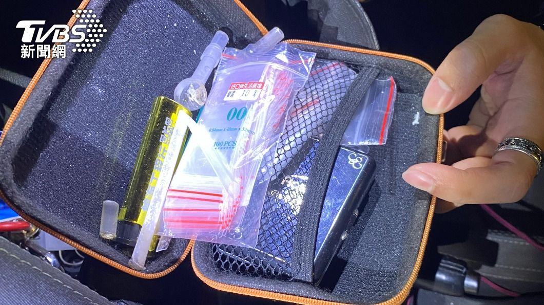 員警搜出毒品。(圖/TVBS)