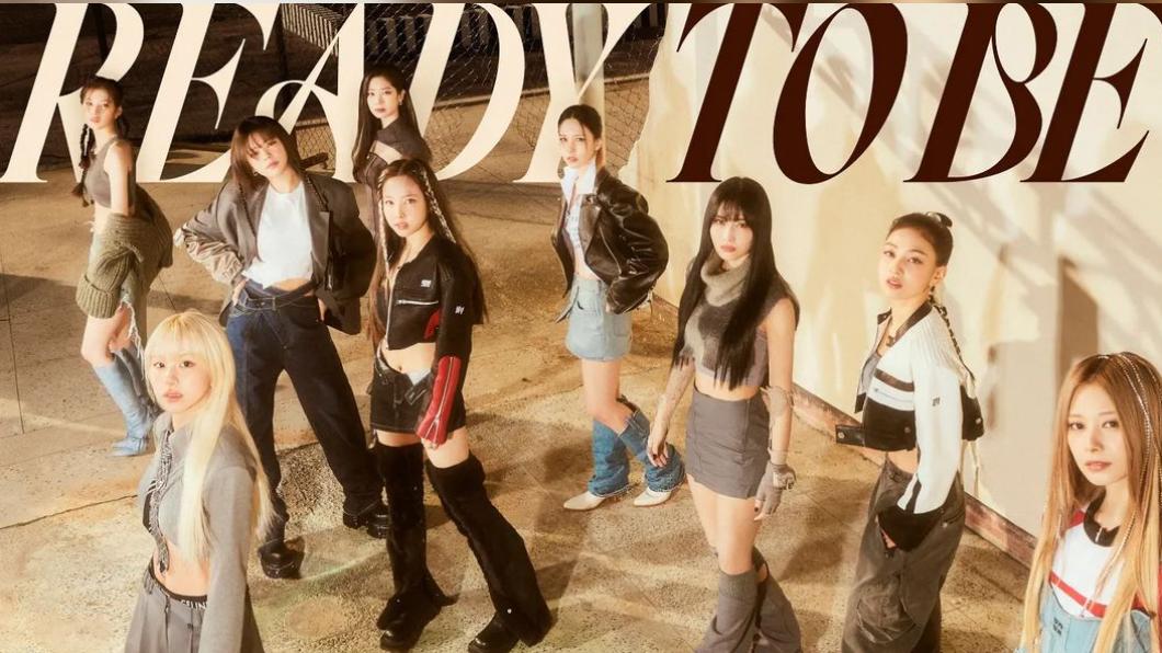 《READY TO BE》團體形象照。(圖/twicetagram IG)