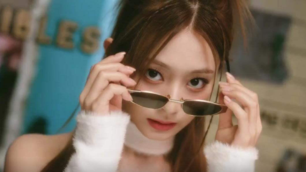預告片中周子瑜穿著白色平口上衣。(圖/twicetagram IG)