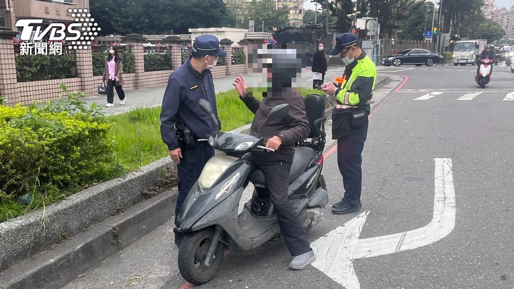 汽機車未禮讓行人當場予以開罰。(圖/TVBS)
