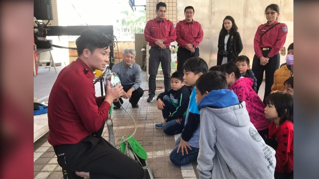 邱志豪認真地向學童們宣導消防知識。(圖/TVBS)