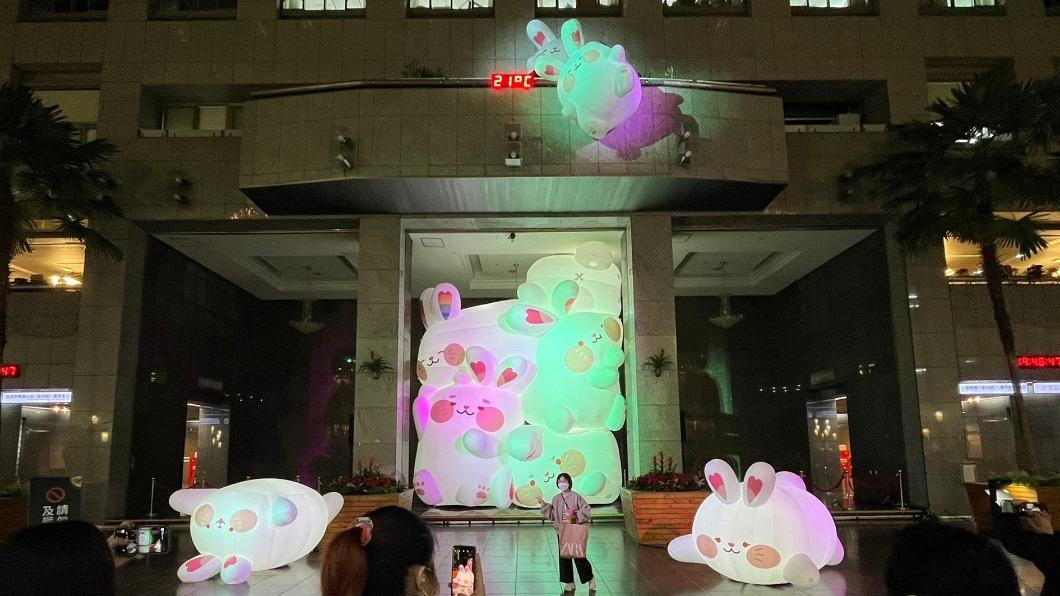 北市府一樓中庭圓滾滾燈會作品「兔兔餐包」。(圖/北市觀傳局提供)