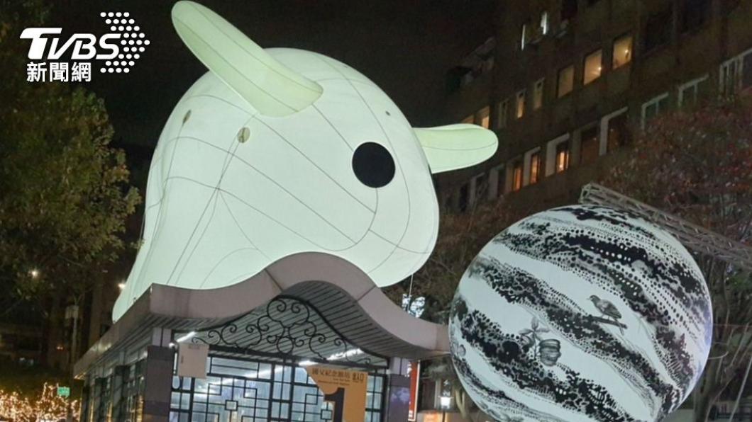 位在國父紀念館1號出口的「光兔現蹤」,光兔仰望地球上大型城市的模樣,這顆「地球」上更藏著隱藏的貓咪。(圖/林至柔攝)