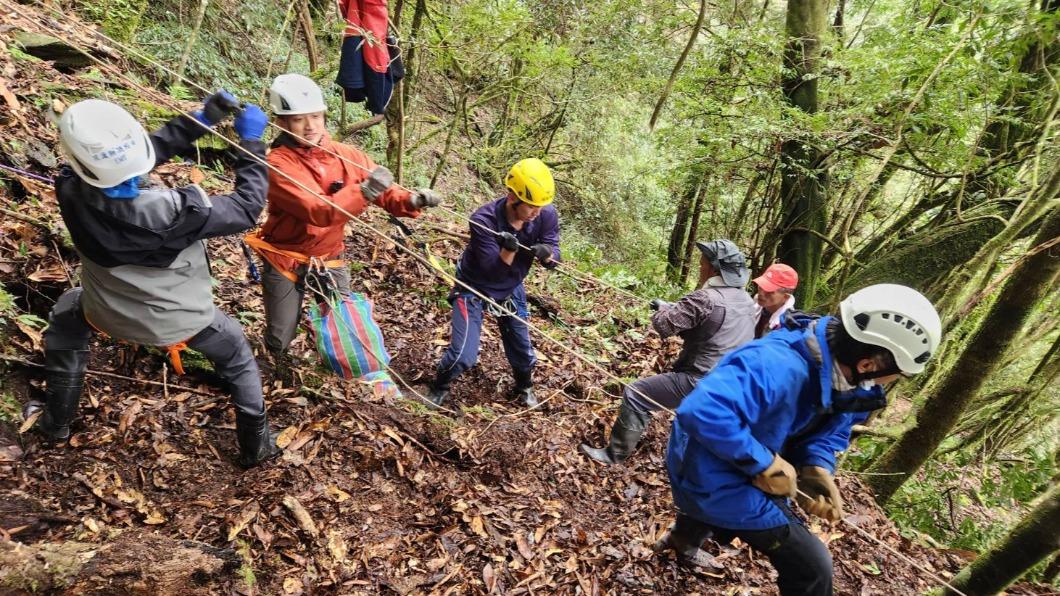 搜救人員協力吊掛林男遺體。(圖/花蓮縣消防局提供)