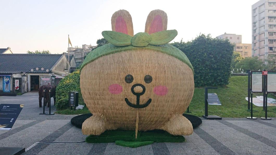 LINE FRIENDS在燈會期間現身四四南村,打造全球首創「Hi!兔兔」草編裝置。(圖/觀傳局提供)