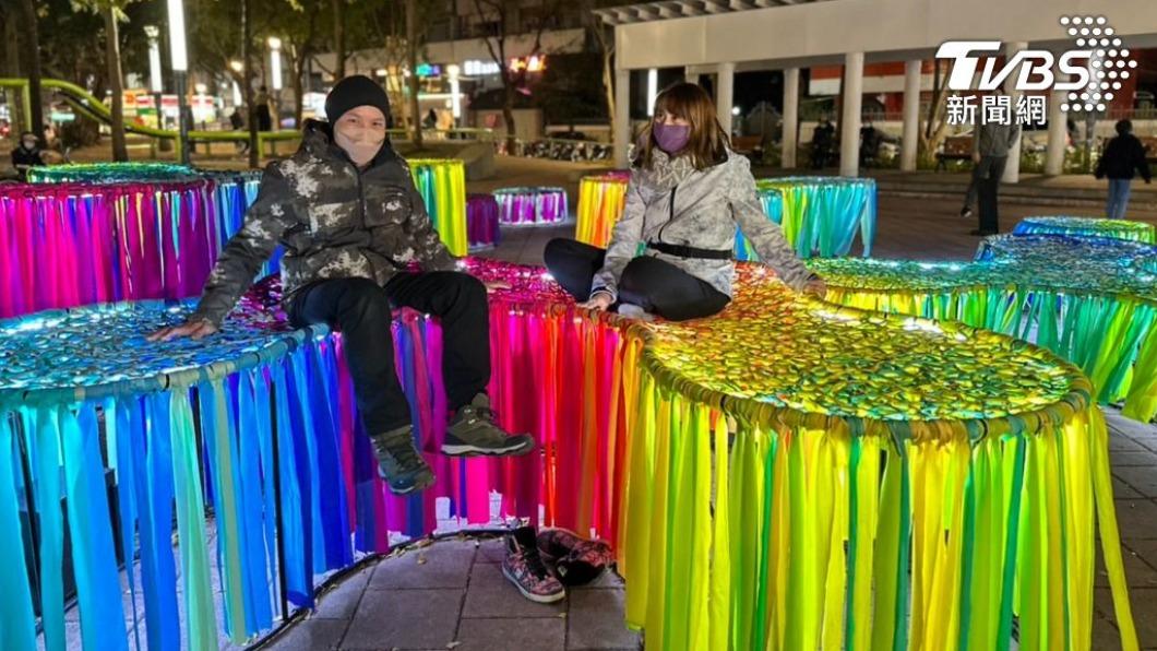 墨西哥藝術家Lua Rivera(右)於瑠公公園打造1組15件大型編織藝術作品「榮容」。(圖/林至柔攝)