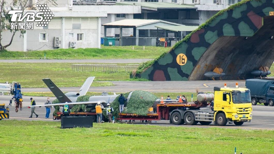 出動大型吊車吊離騰雲無人機。（圖／花蓮航迷提供）