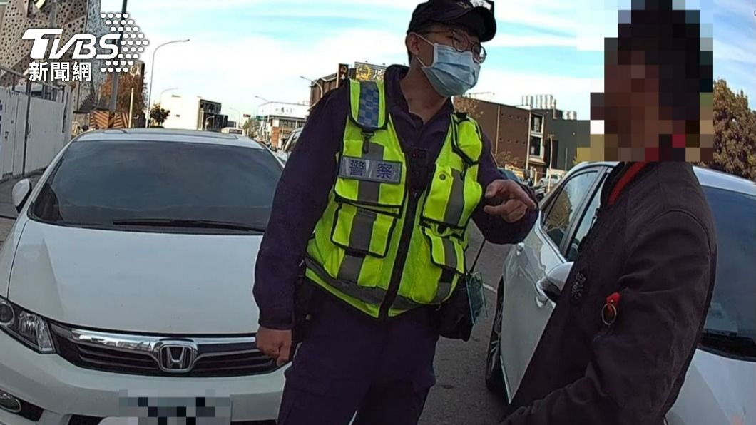 這款重逢?醉男遭同警察取締2次 氣炸捶牆:上次就你抓我