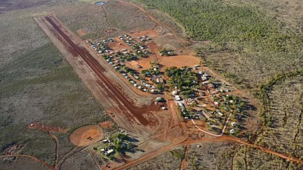 拉賈馬努鄰近塔納米沙漠(Tanami Desert),平時乾燥少雨。(圖/翻攝自《每日郵報》)